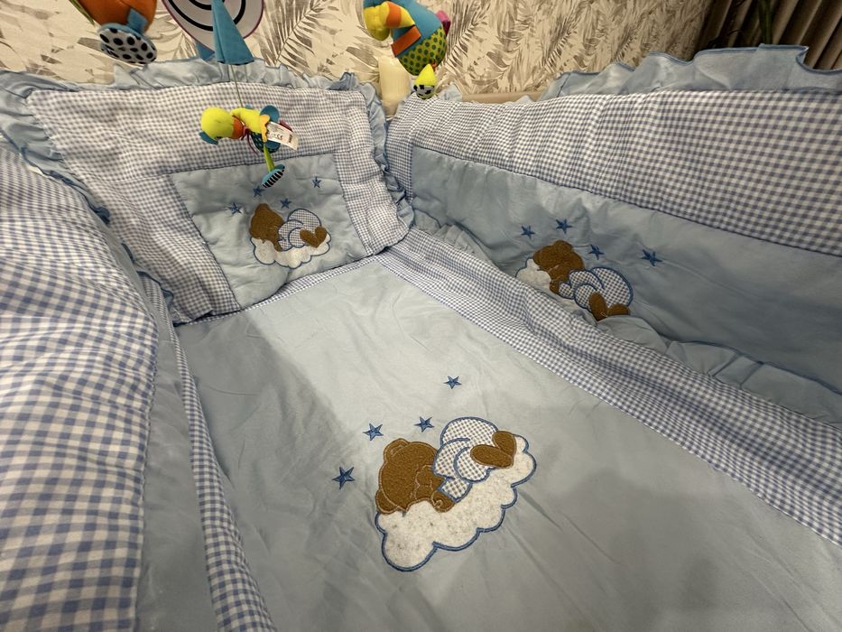 Бортики та ковдра в дитяче ліжечко