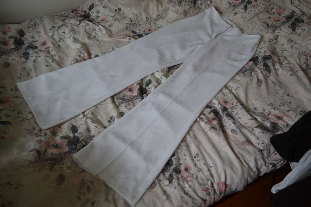 Białe eleganckie spodnie dzwony z kantem XS 34 długie nogawki vintage