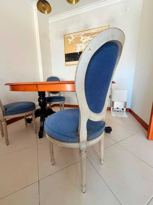 mesa extensível e 4 cadeiras estofadas