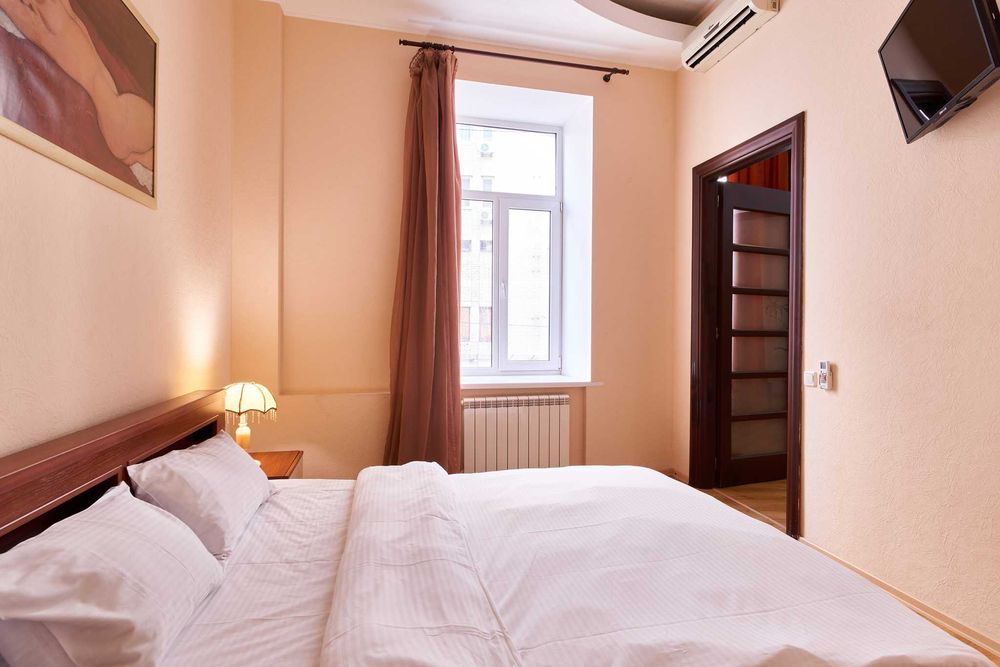 3 к Майдан, Софіївська площа, поряд Хрещатик