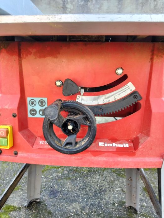 Serra de mesa circular a trabalhar bem disco novo era usada para corta