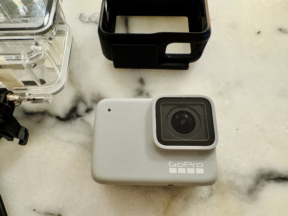 GoPro Hero White 7 z kartą microSD 64gb oraz z obudową wodoodporną