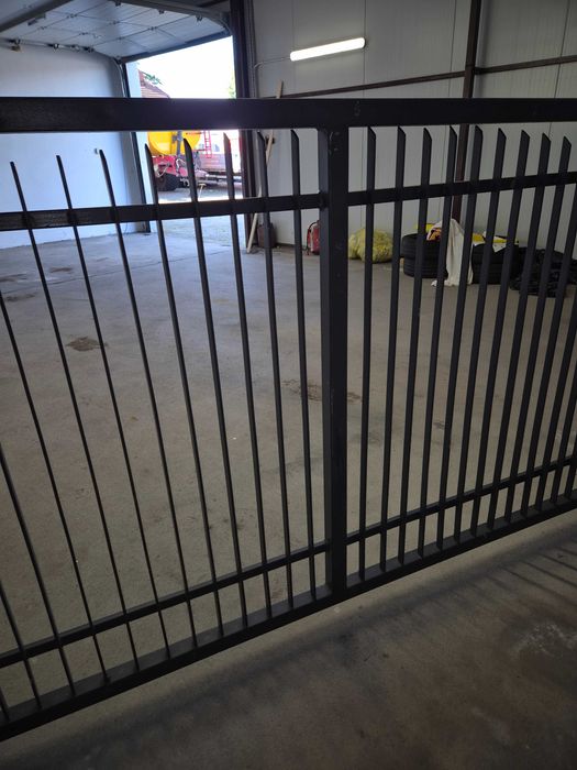 Brama zewnętrzna - stalowa na rolkach