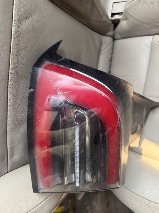 Задний левый фонарь Tesla 3 Y