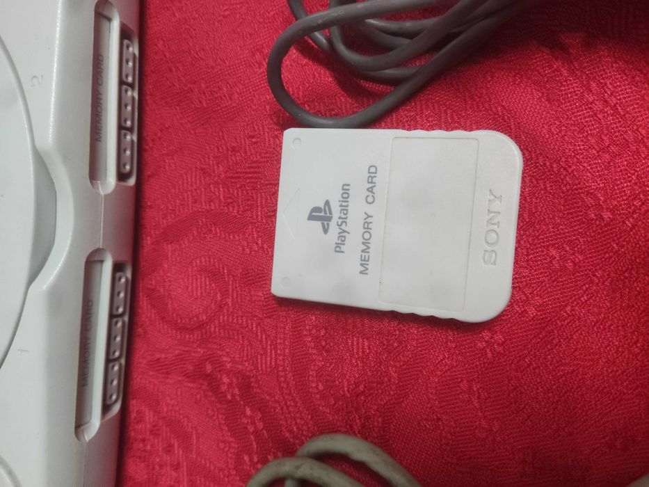 Playstation 1 ONE - completa c/ caixa manuais comando cartão de memória