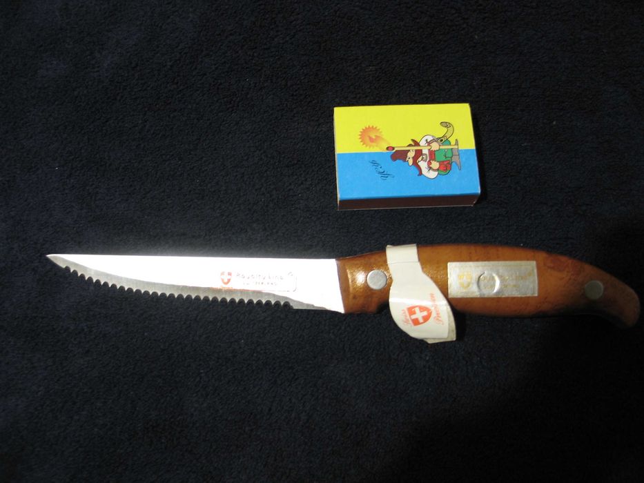 Нож из набора для стейков.