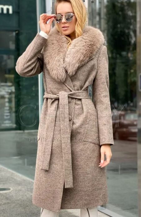 Пальто зимове з натуральної шерсті з коміром з песця