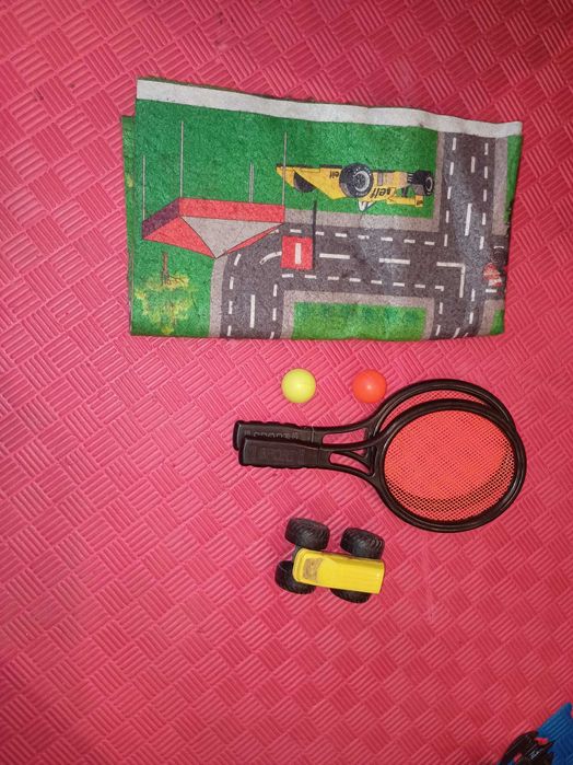 Отдам игрушки коврик город , ракетки , машинка для пусков.