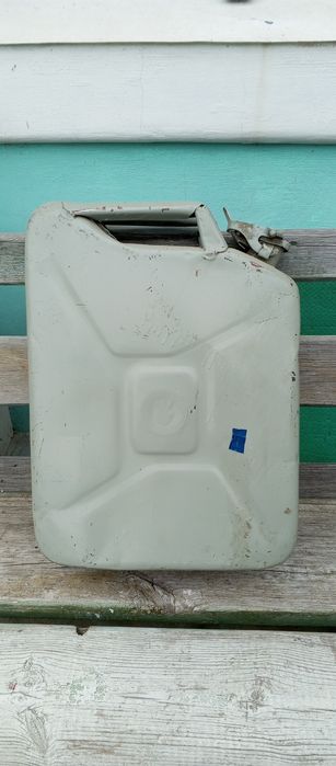 Канистра 20 л. Микро отверстие сбоку, посредине