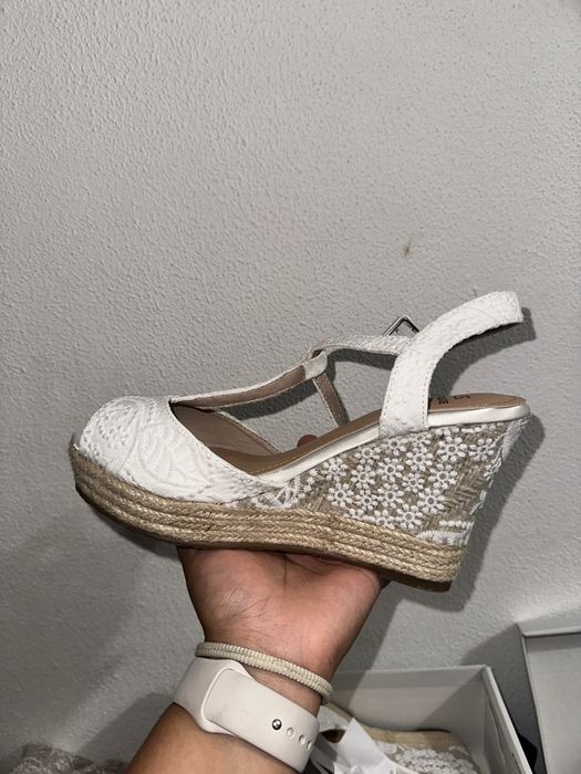 Sandália peep toe de cunha slingback de fivela