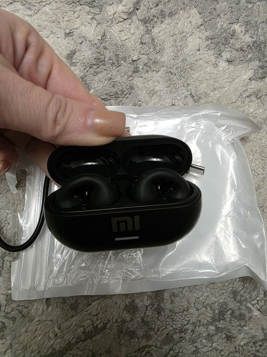 Бездротові навушники кліпси