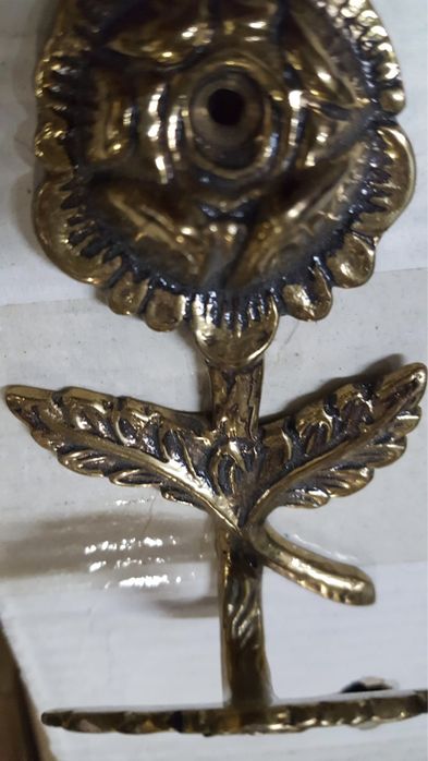 Cabide em latão novo