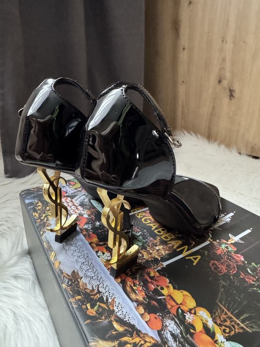 Жіночі босоніжки ysl в наявності