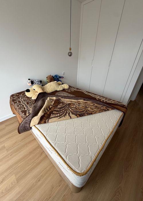 Cama de casal e colchão