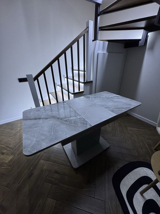 Кухонний стіл із стільцями, у новому, чудовому стані