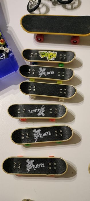 Conjunto de mini skates, bike e acessórios