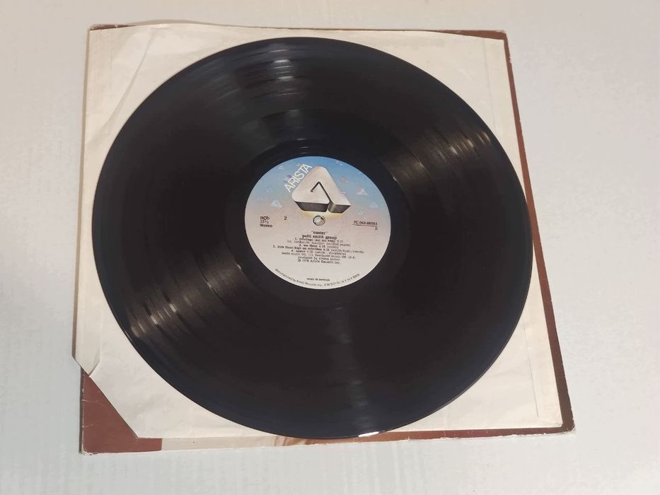 Patti Smith Group – Easter. Arista. VG+