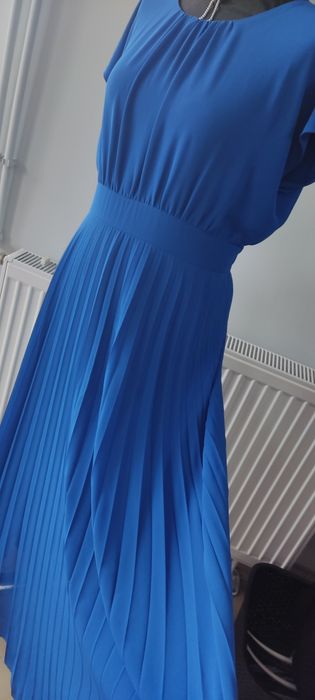 Sukienka elegancka plisowana M