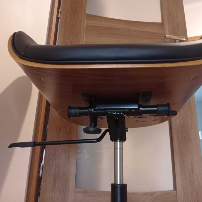 Fotel biurowy drewno plus czarna skóra