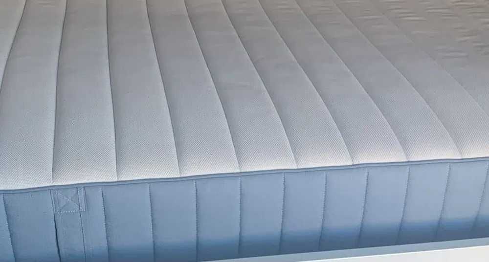 Colchão da marca ikea.