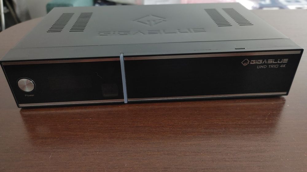 GIGABLUE UHD Trio 4K Combo  DVB-S2X DVB-T2/C Linux Enigma 2 Tuner