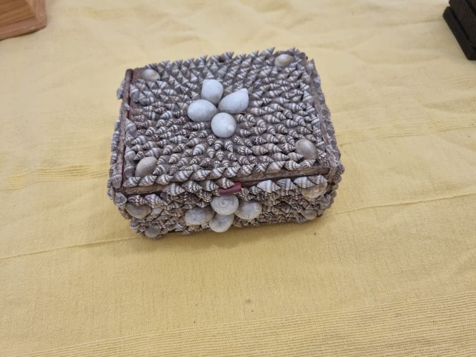 Caixa Antiga de Conchas medidas nas fotos