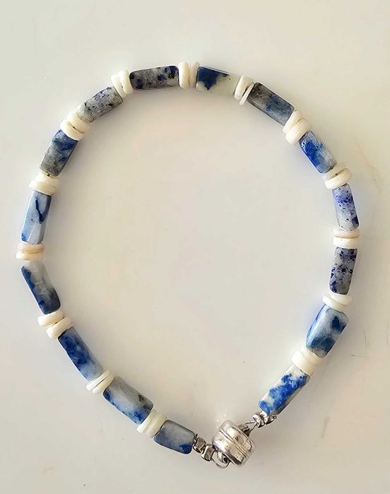 Pulseira em lapis lazuli e concha