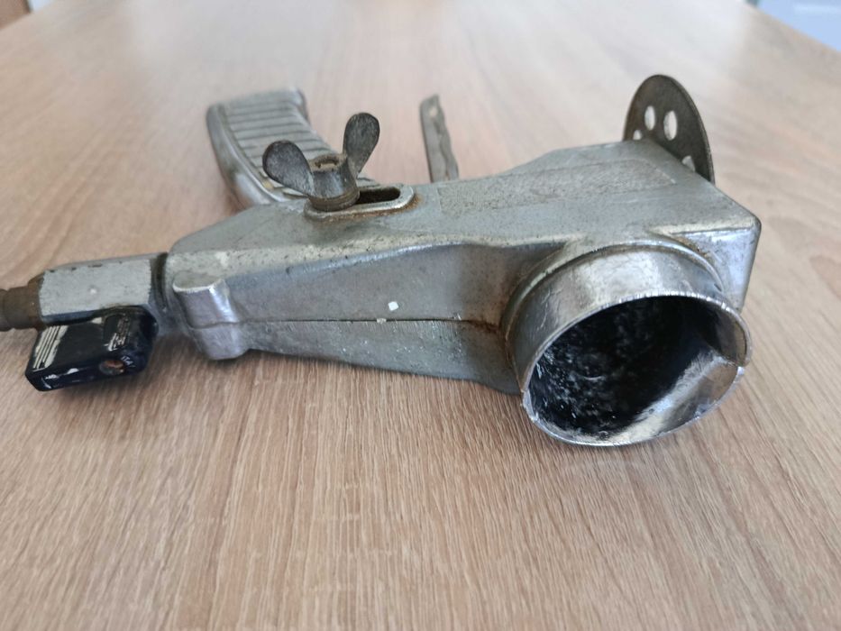 Stary aluminiowy pistolet do malowania.