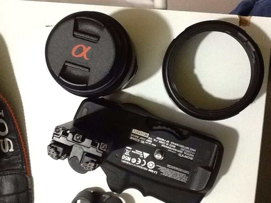 Câmera sony com 2 lentes, bolsa e acessórios.
