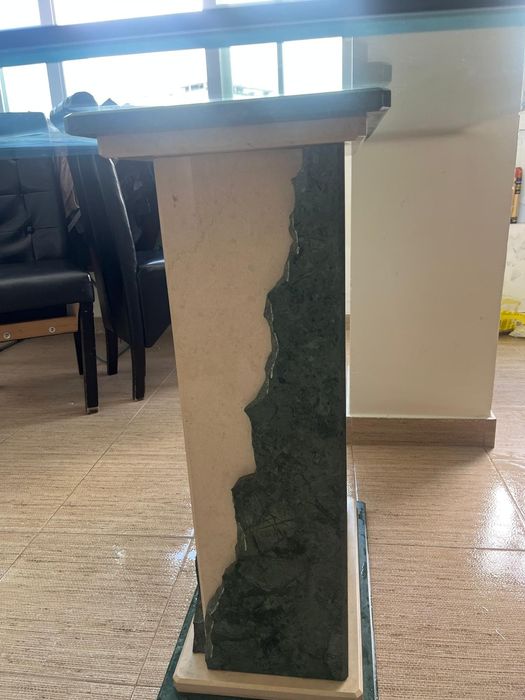 Mesa de Vidro e Pés de Pedra