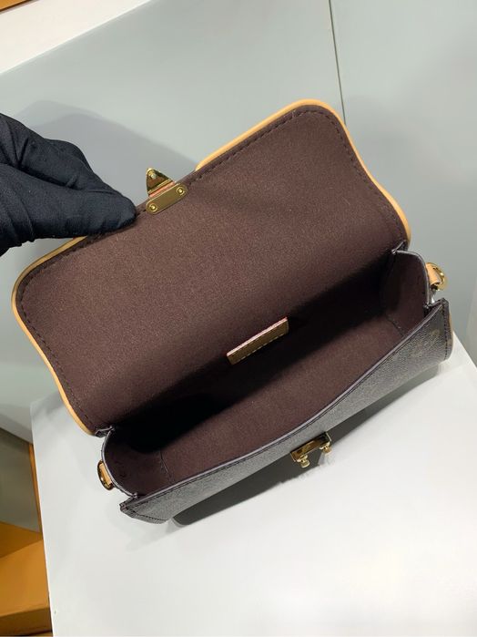 Сумочка в стилі LV