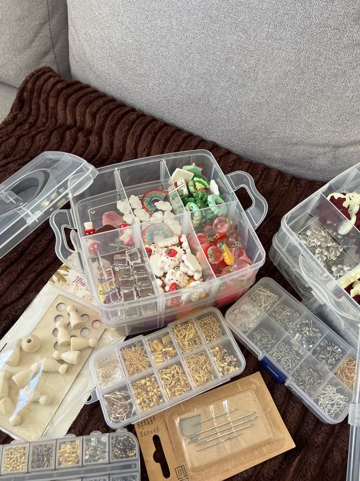 Vendo Lot De Artigos para Artesanato de Pulseiras, Colares e Brincos varios charms e peças e alicate