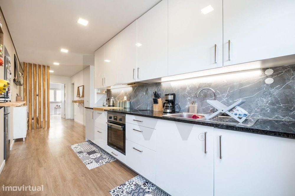 Apartamento T4+1 totalmente remodelado com vista rio em Santa Clara, C