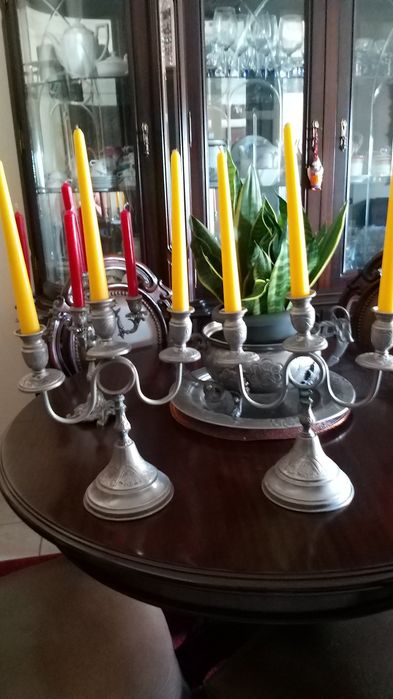 Vendo dois castiçais com três belas cada em casquinha de prata