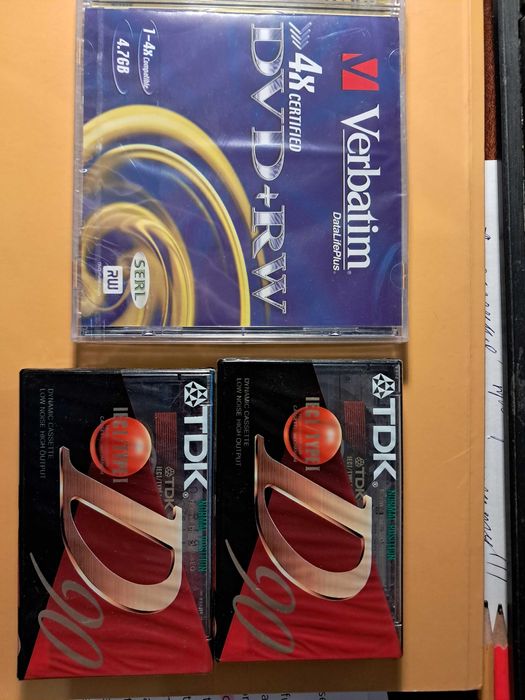 дискети 3,5 нові, СД диски, підставка все на фото -за всю купу 600 грн