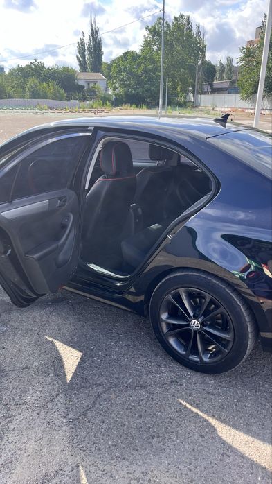 Продам Volkswagen Jetta 2015 года, 1.8 бензин