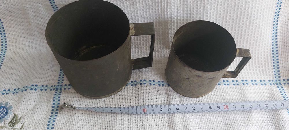 Duas medidas de líquidos em folha de flandres, 1/2 litro e 1/4 litro