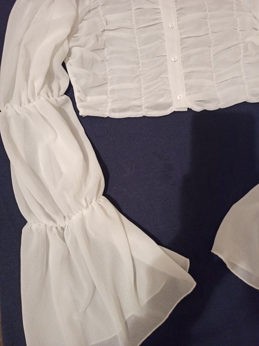 Блузка белая с длинными рукавами