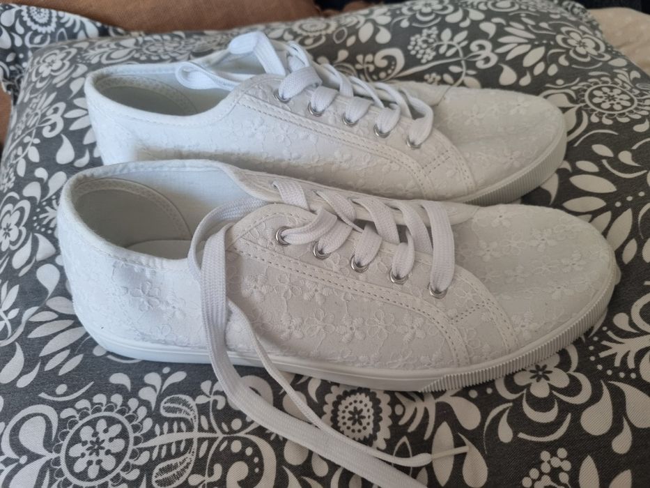 Buty tenisówki trampki Sinsey 40 25,5 koronka