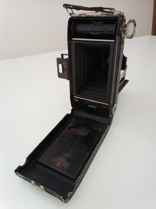 Câmara fotográfica antiga ZEISS IKONTA. Relíquia.
