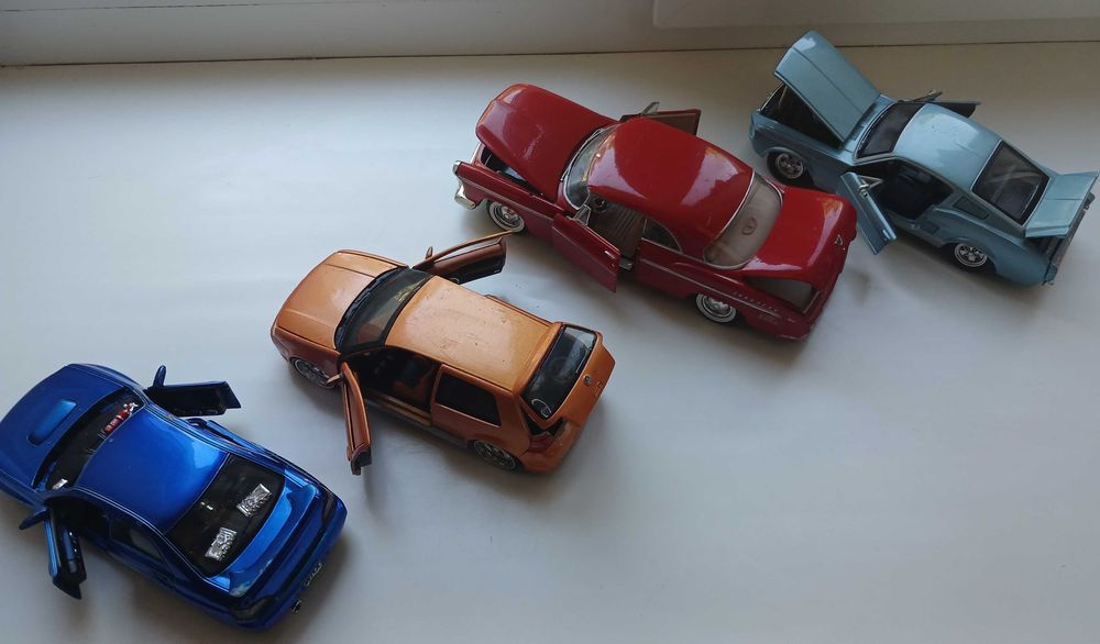 Колекційні моделі машинок 1:24 Maisto Welly