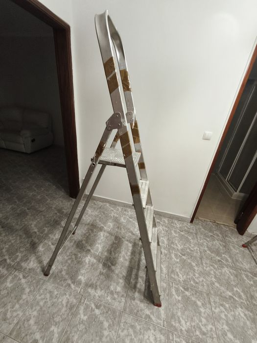 Vendo escadote 5 degraus usado