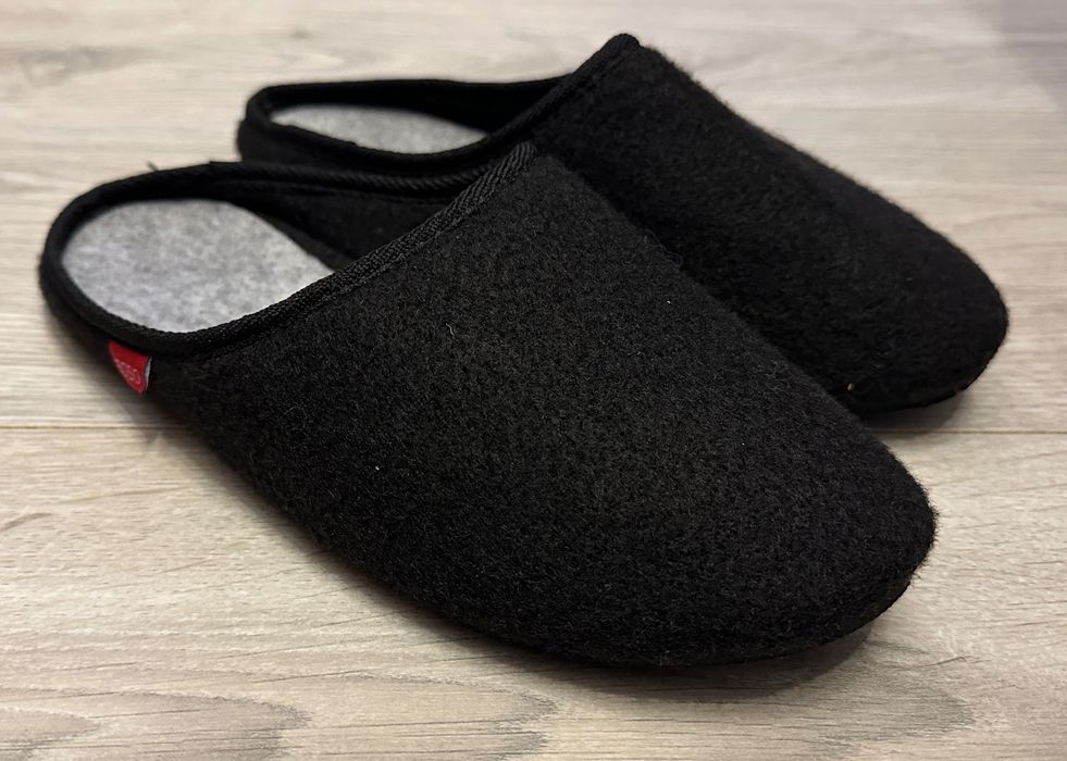 Nowe Pantofle damskie czarne, filcowe, rozmiar 41