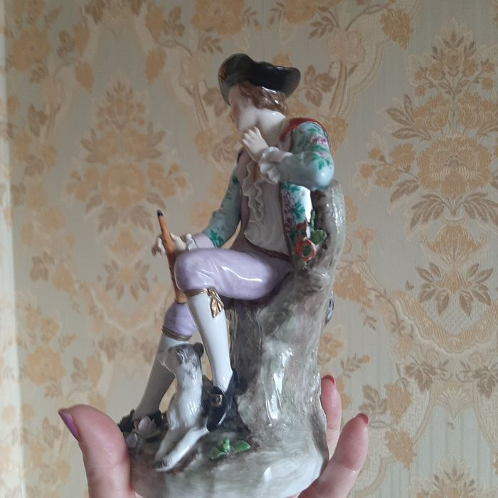 Статуэтка фарфоровая