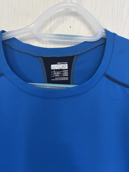 Niebieska kosxulka sportowa nike uniwersalna