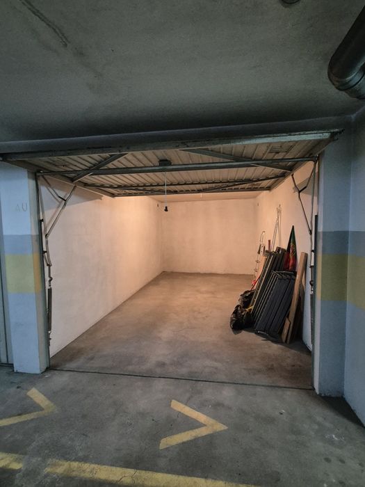 Garagem box + arrumos em Pedrouços