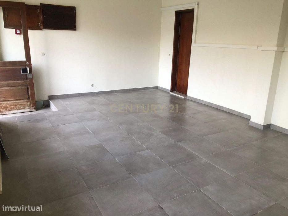 Arrenda-se Loja Comercial com 30m² em Queijas