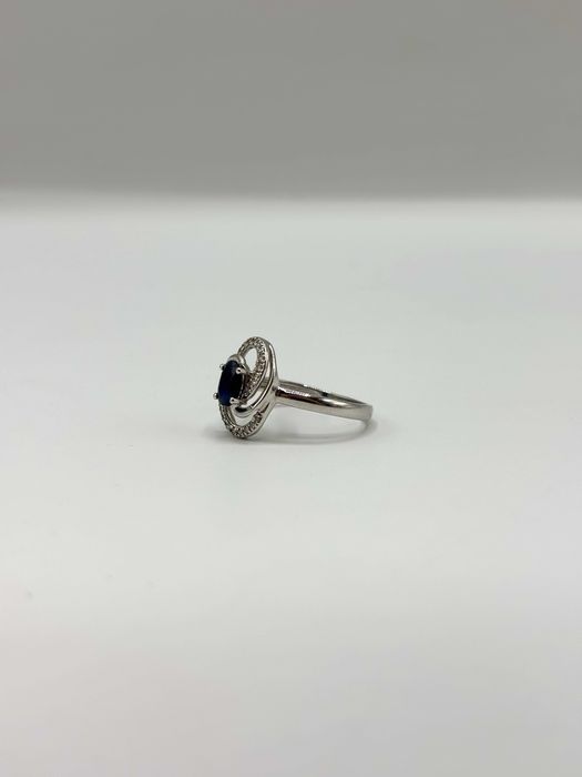 Złoty pierścionek z szafirem i brylantami