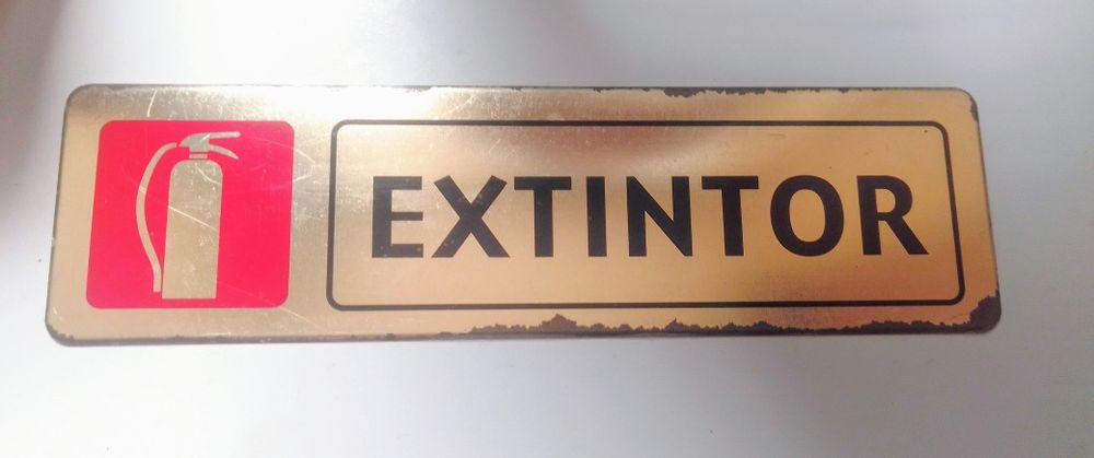 Placa de metal informativa.