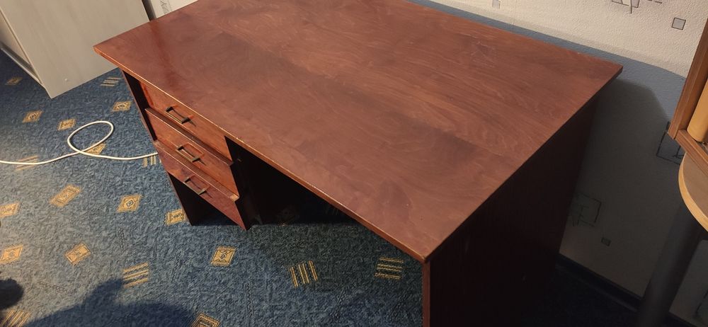 Стіл письмовий, дерев'яний.